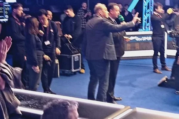 UFC巴黎站圣丹尼斯主场强势KO终结对手 法国拳迷齐声期待冠军挑战权